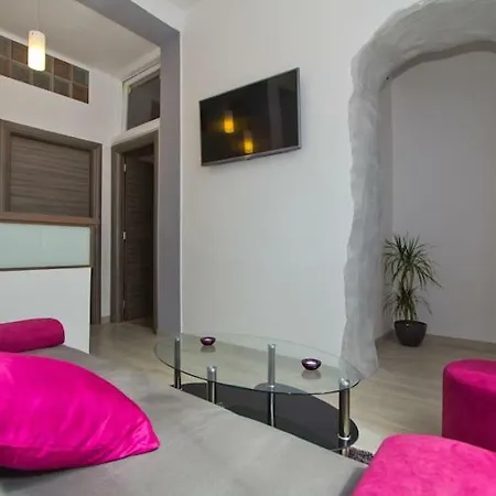 Apartment Radiant Orchid *