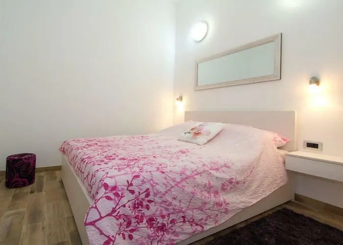 Apartment Radiant Orchid